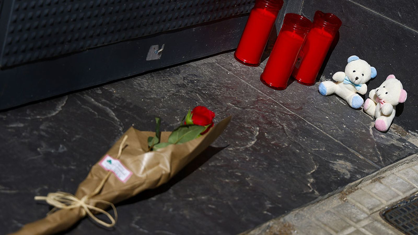 Foto El Prat  violencia vicaria flores y velas