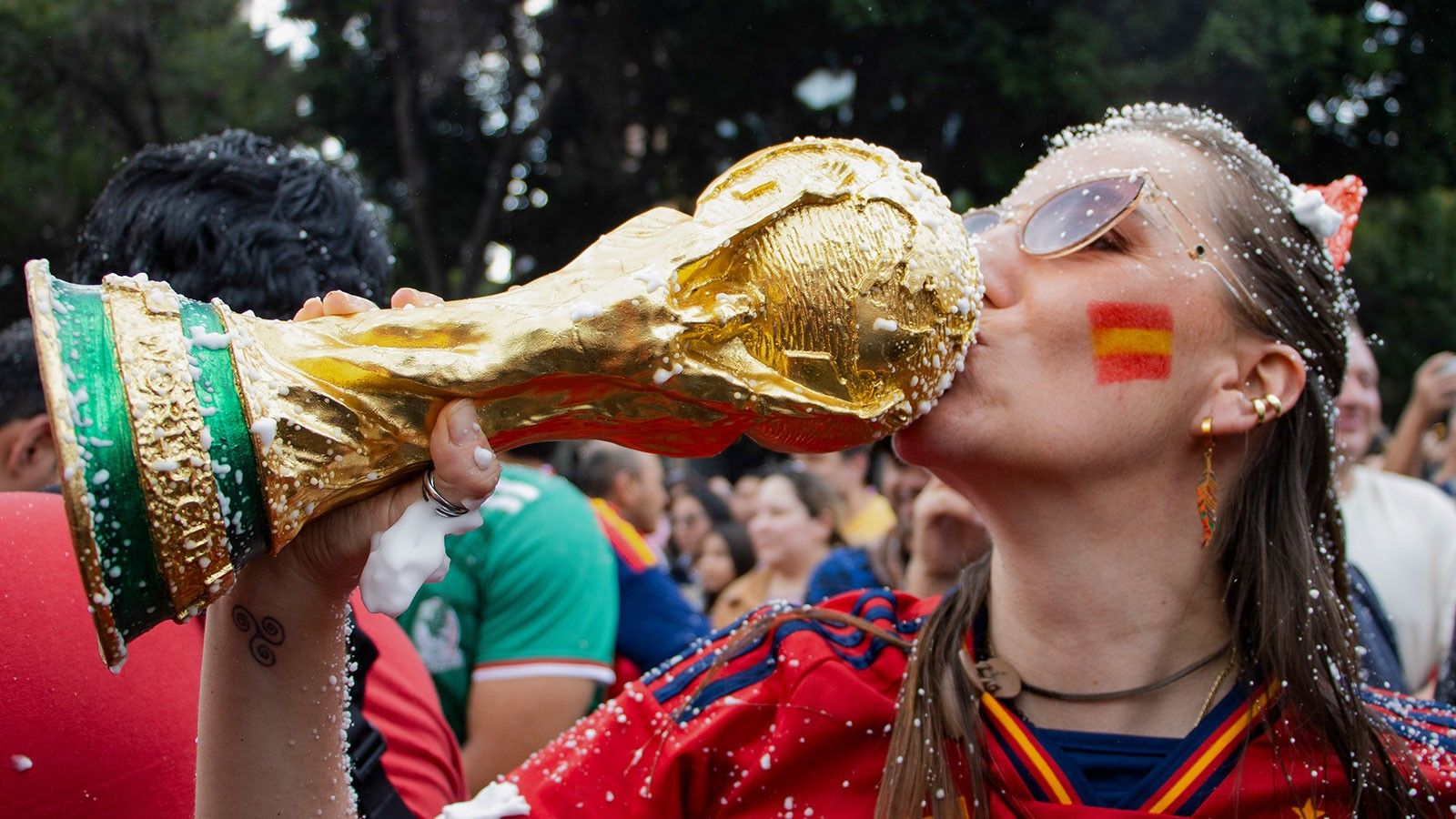 España levanta la Copa del Mundo