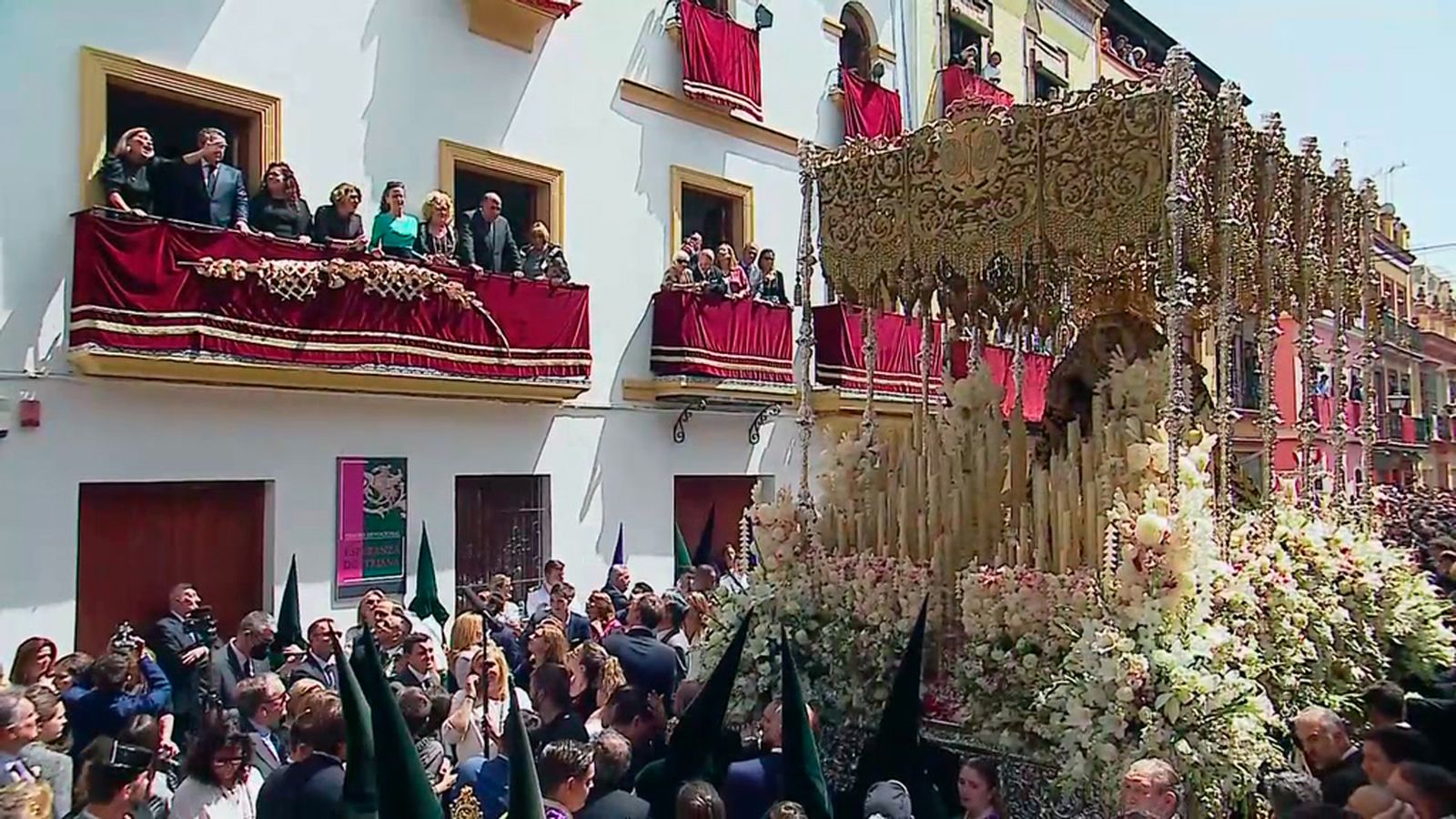 Sentida saeta de Laura Gallego a la Esperanza de Triana en la calle Pureza