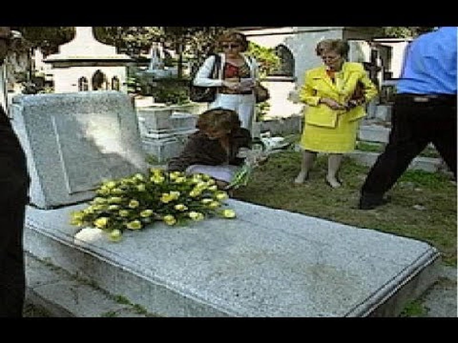Luis Cernuda, homenaje ante su tumba en México