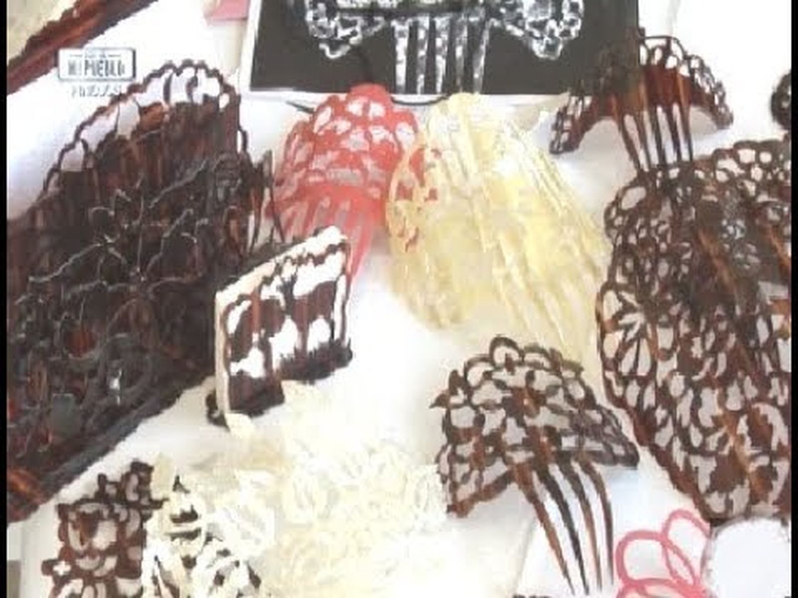 Mantillas y peinetas en un taller de artesanía en Hinojos