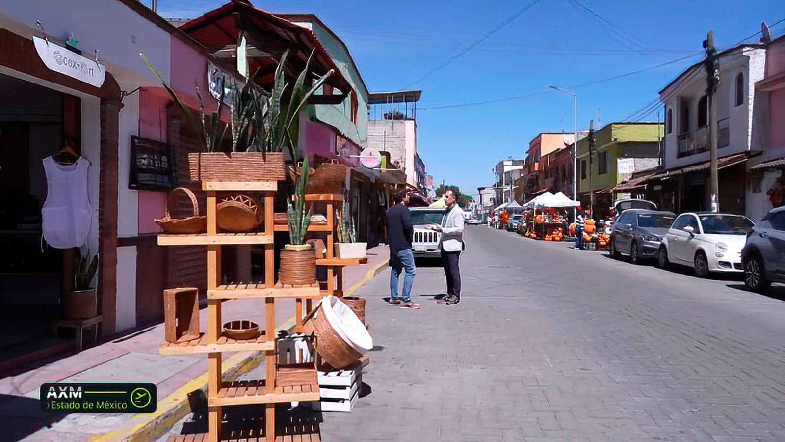 Con Javier paseamos por la conocida Calle de las Artesanías en Metepec