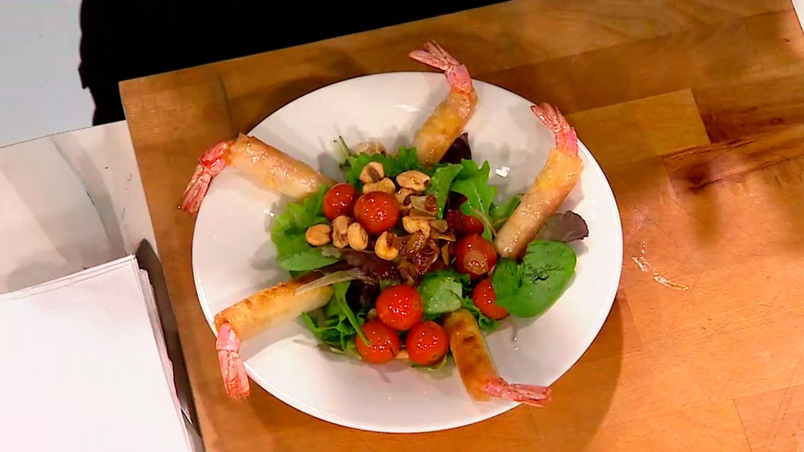 Preparamos una ensalada con gambones crujientes, ideal para navidad