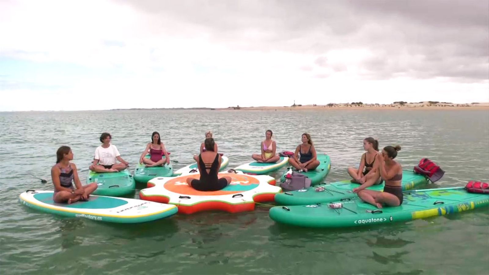 ¿Hacer yoga sobre una tabla de paddle surf?