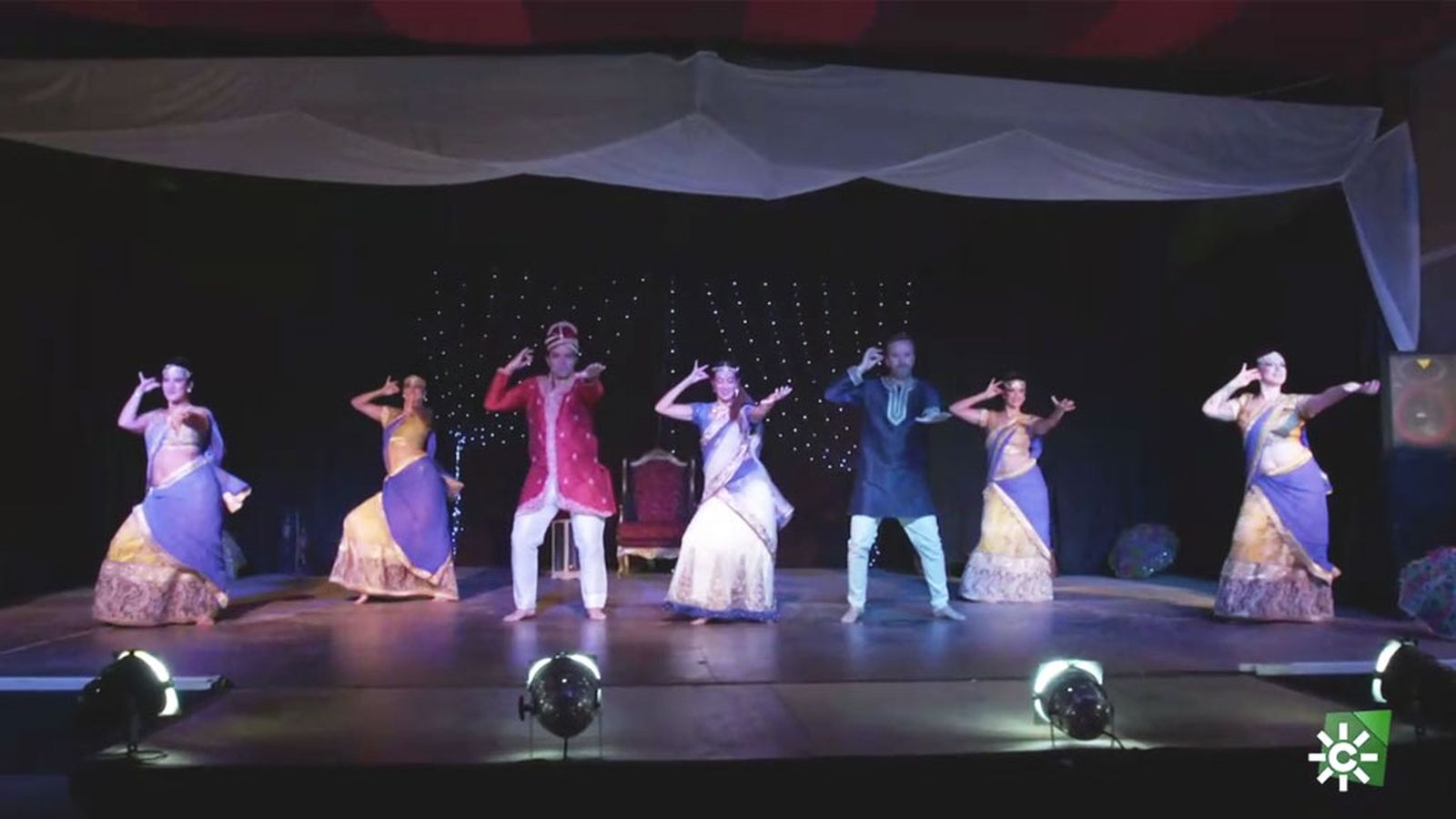 El sensual meneo de caderas de Los Compadres bailando Bollywood