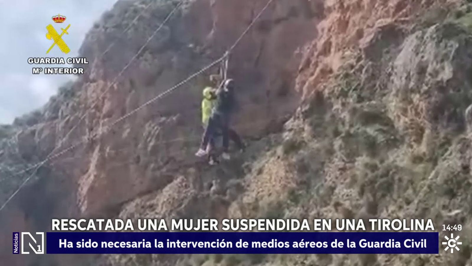 Espectacular rescate de una mujer suspendida en una tirolina en Güéjar Sierra