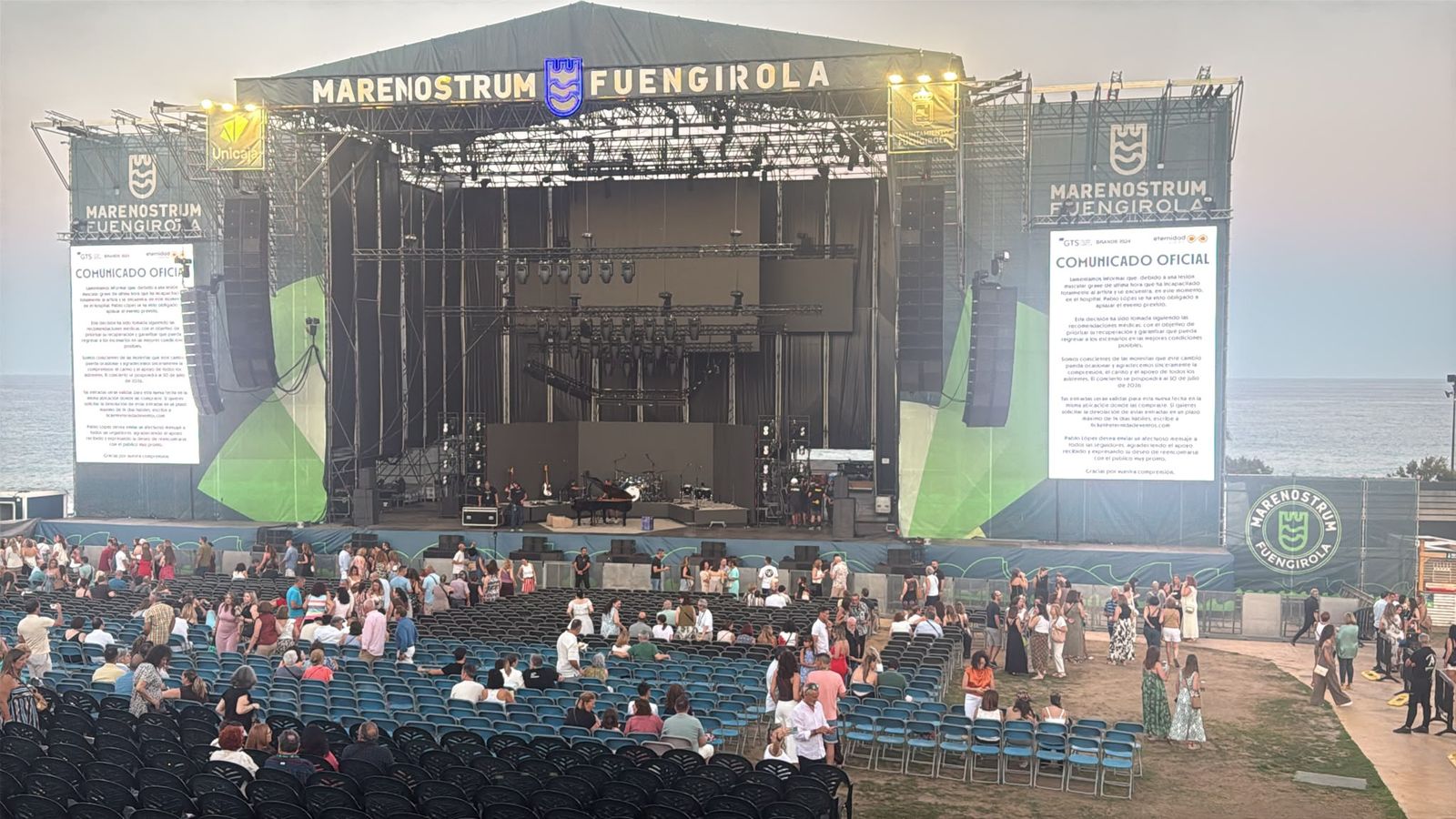 Escenario "Mare Nostrum Fuengirola" con la proyección del comunicado.