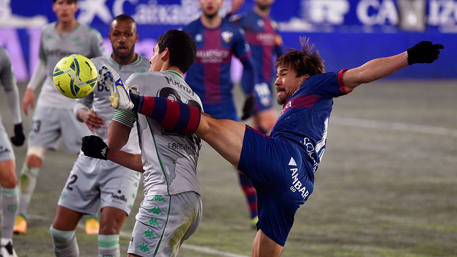 El Betis gana en Huesca