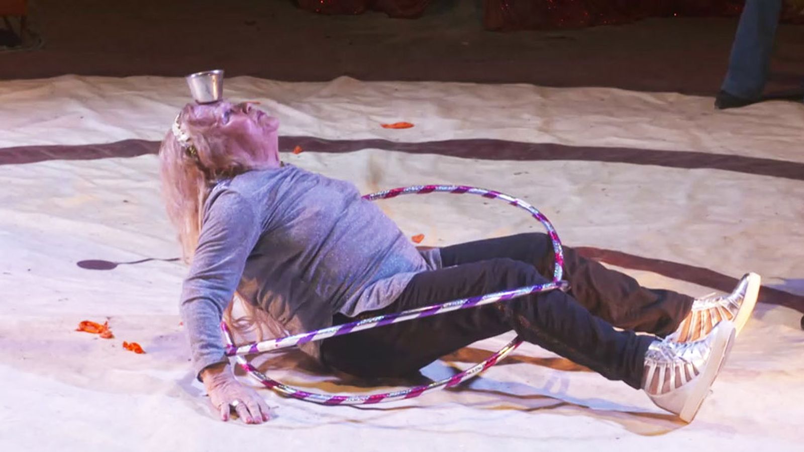 Jennifer Alcaraz, una trapecista de 90 años que aún nos sorprende con sus acrobacias