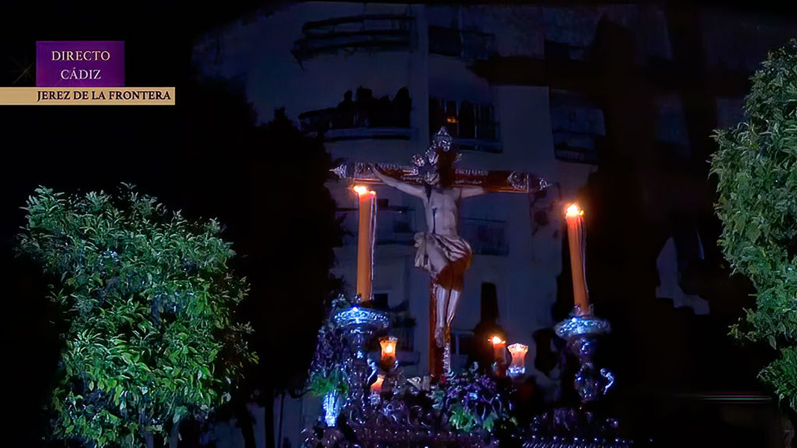 Histórica salida de la hermandad jerezana de las Tres Caídas de la iglesia de San Miguel