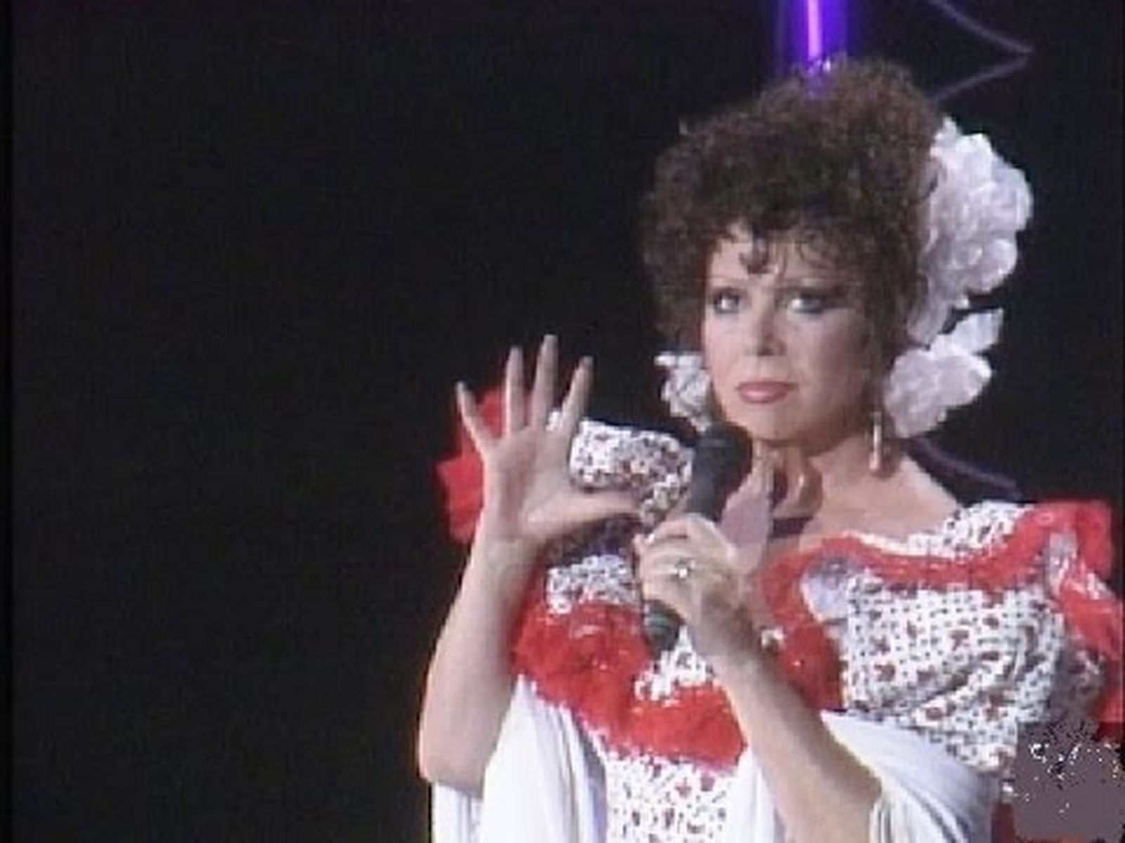 Marujita Díaz  canta "Tus ojos negros"