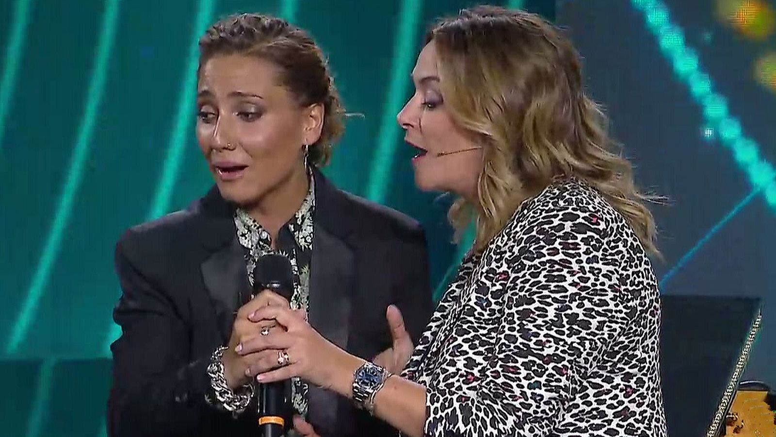 Toñi canta a dúo con Marisol Bizcocho una de las canciones de su infancia