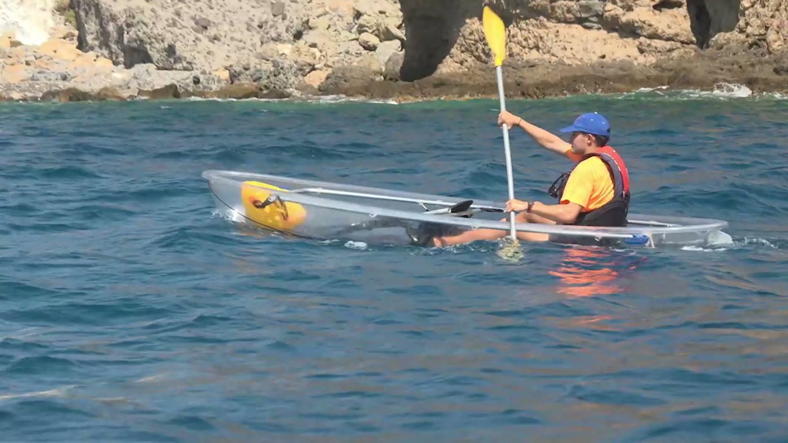 Paseando en un kayak transparente sobre los bosques de posidonias en Níjar