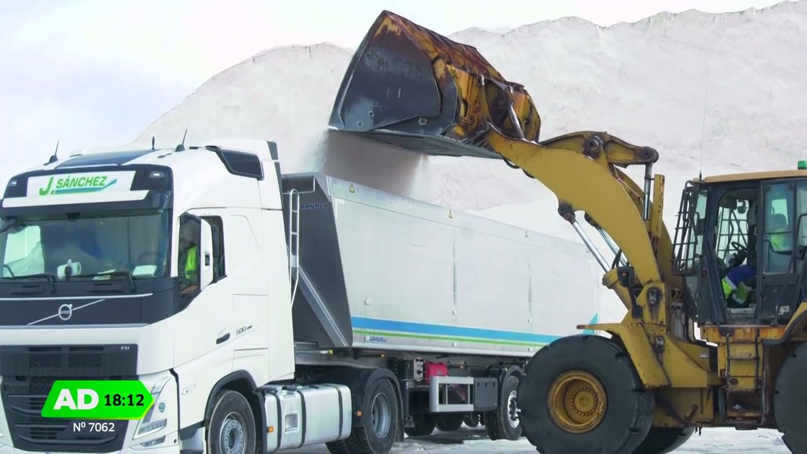 La sal de Puerto Real viaja por España y Europa para derretir la nieve y el hielo
