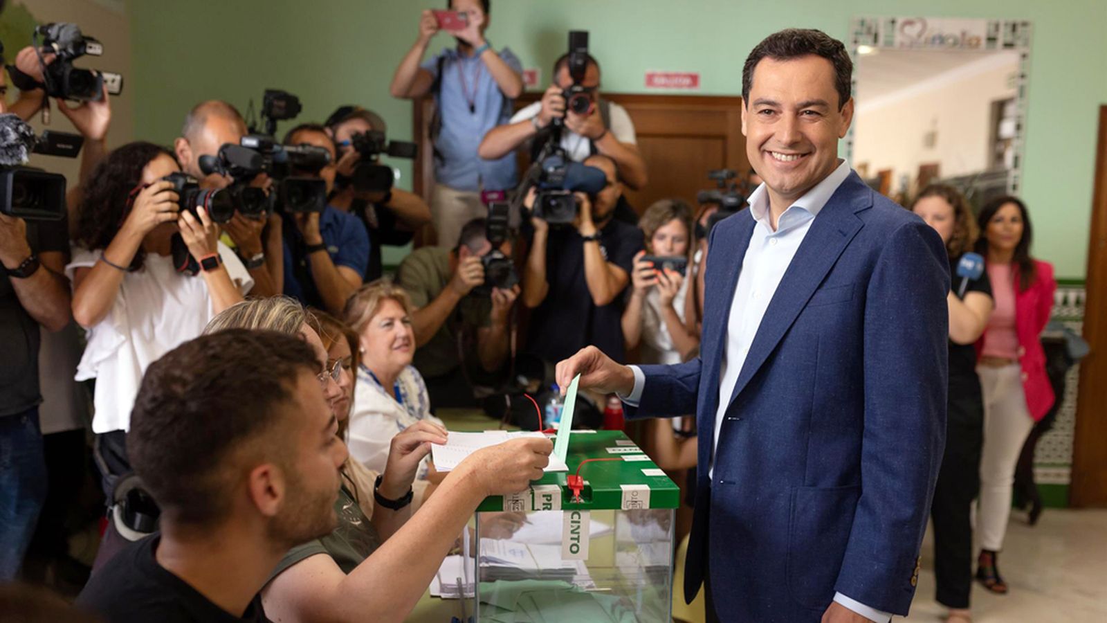 Juanma Moreno vota en Málaga: 'Pido a todos los ciudadanos que voten'