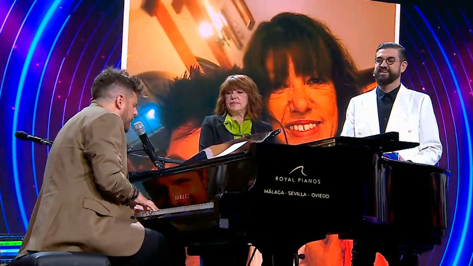 Pablo López canta por primera vez a su madre, en directo, el tema 'Aquellas pequeñas cosas'