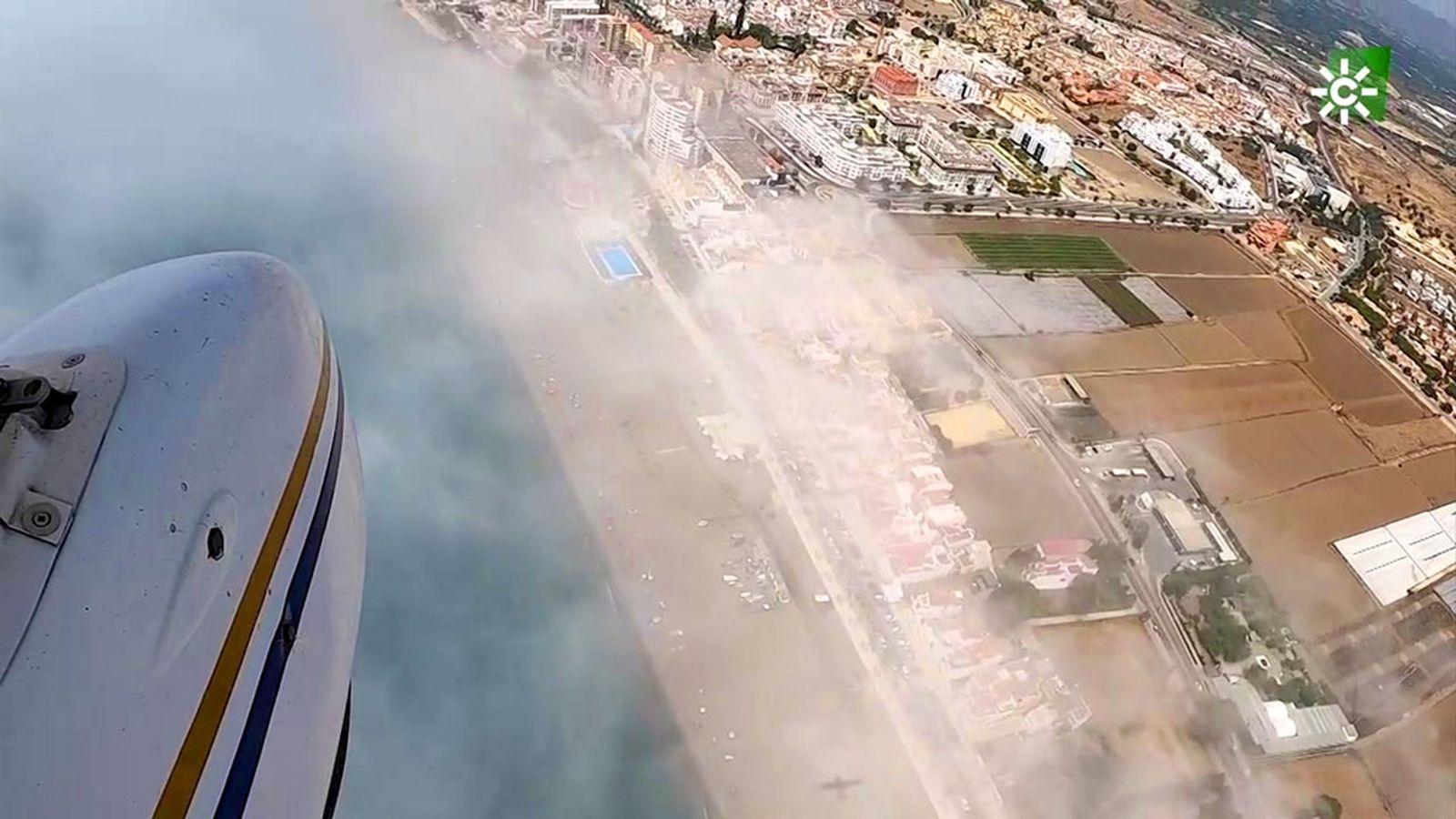 Desde el aire apreciamos el contraste entre la Torre del Mar turística y la agrícola