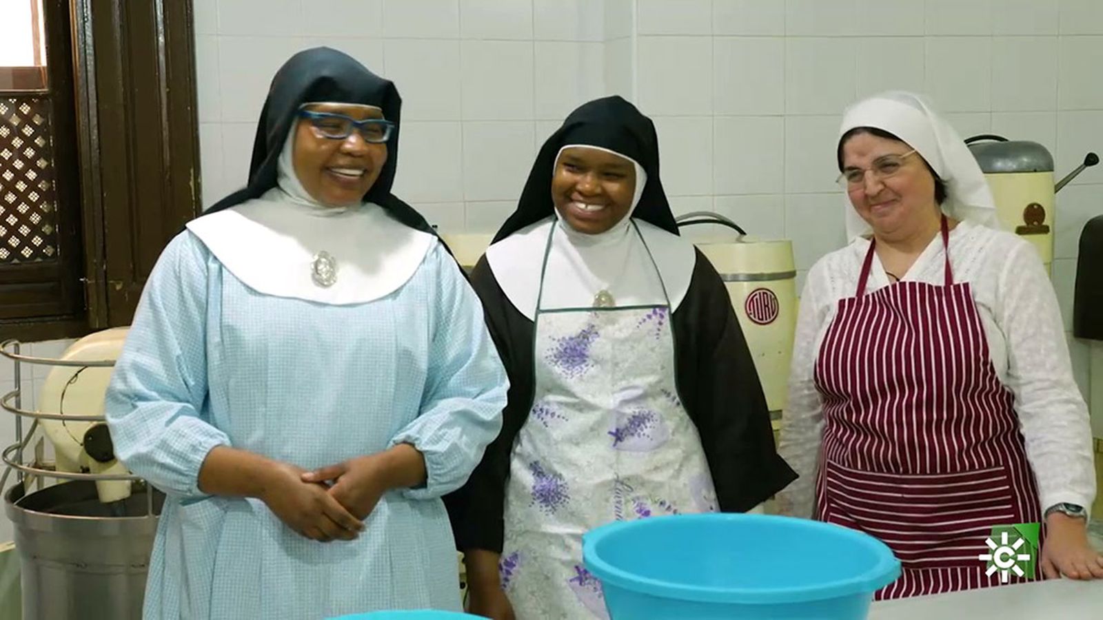 Las hermanas clarisas enseñan el trabajo en un convento de clausura