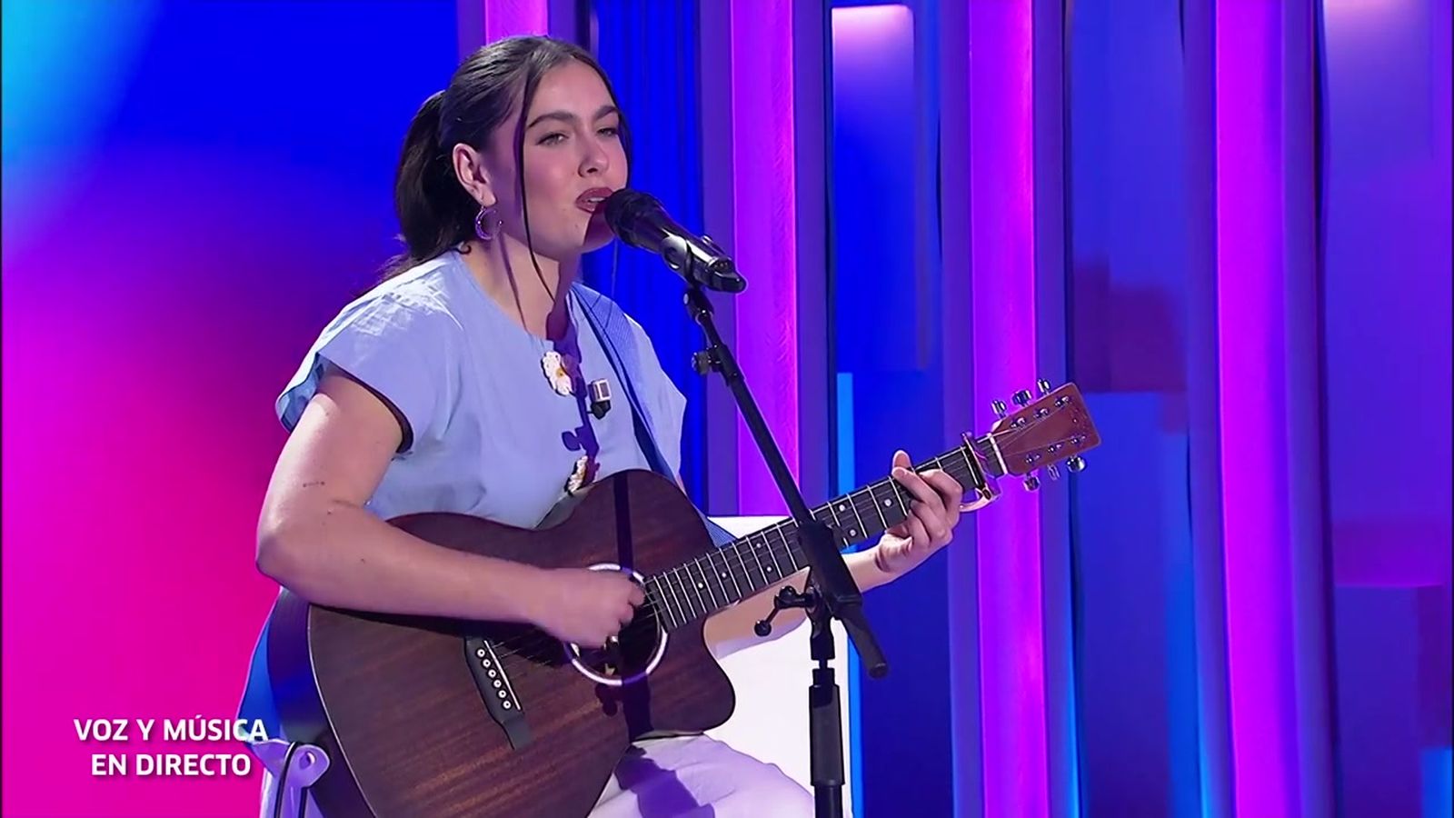 Chiara Oliver canta en acústico Puzzle de su primer álbum