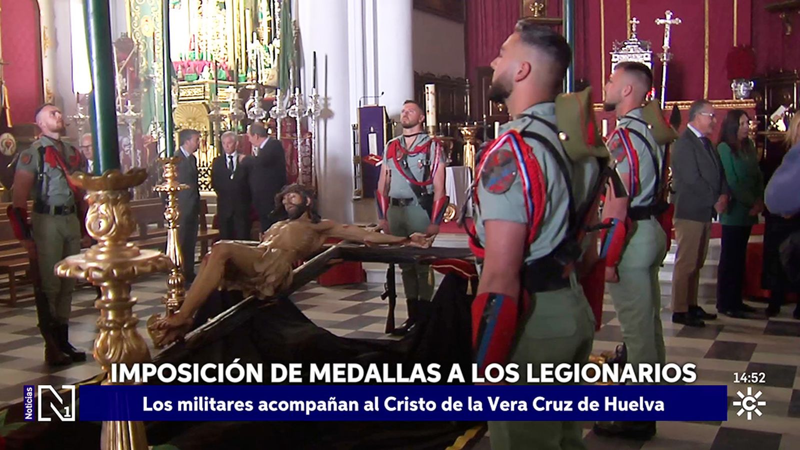 Los legionarios acompañan al Cristo de la Vera Cruz de Huelva