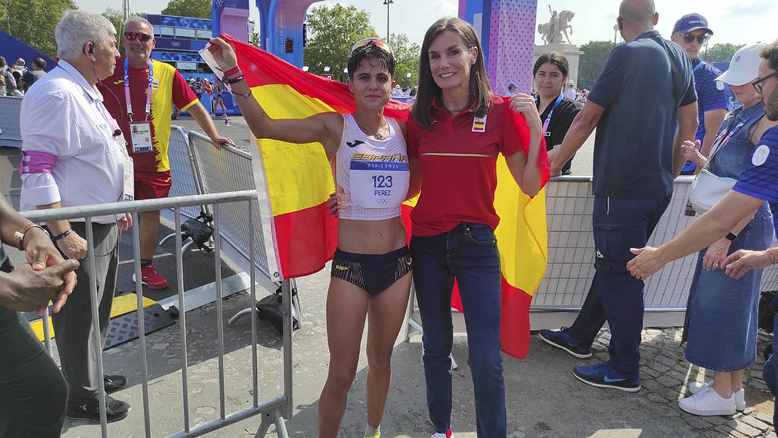 Foto María Pérez y la reina