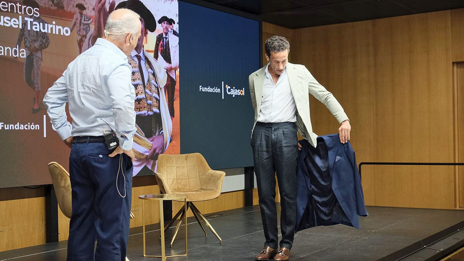 David de Miranda torea de salón con su chaqueta