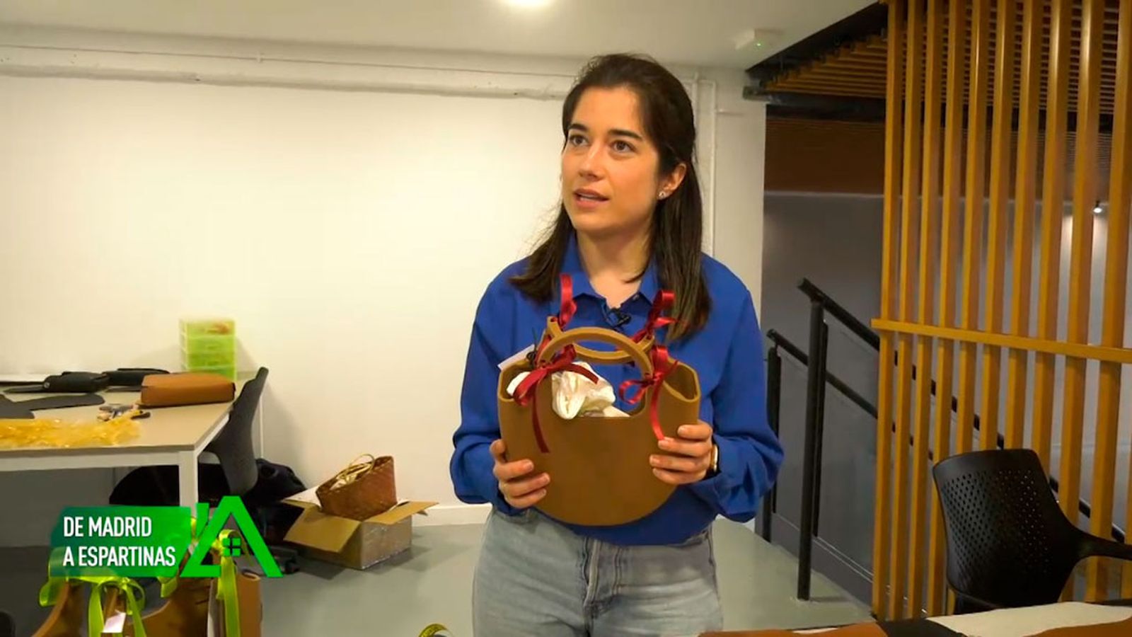 En Espartinas ha montado su taller donde crea bolsos usando materiales naturales más sostenibles