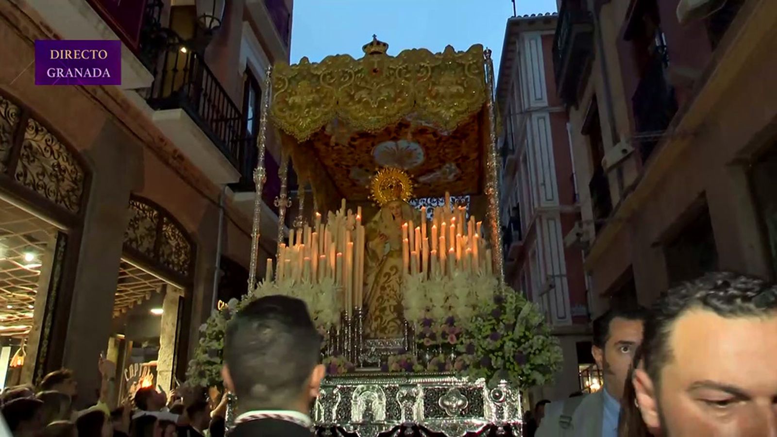 El público de Granada se vuelca con el Cautivo, única hermandad en la calle
