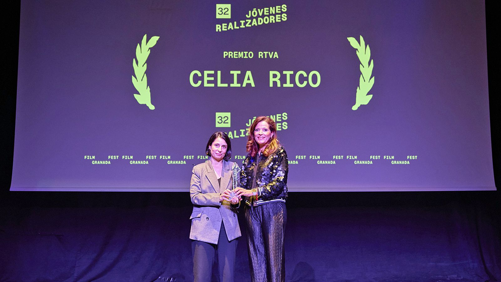 Carmen María González entrega el galardón de Canal Sur a Celia Rico