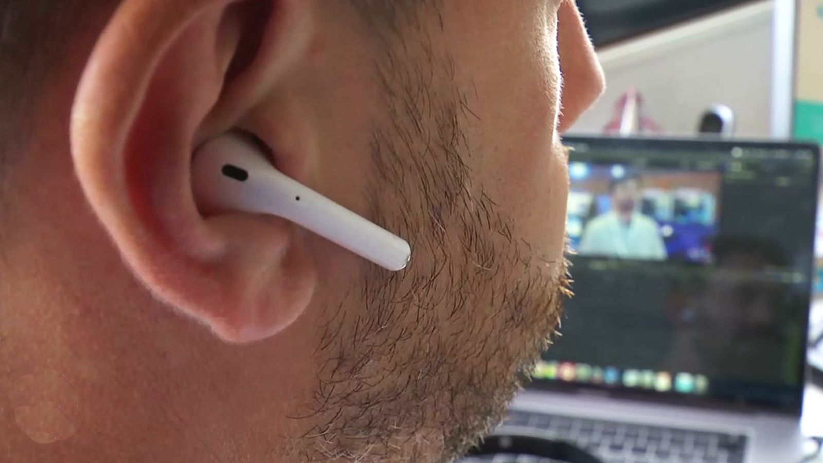 ¿Sabías que puedes escuchar sonidos externos aunque tengas los auriculares puesto?