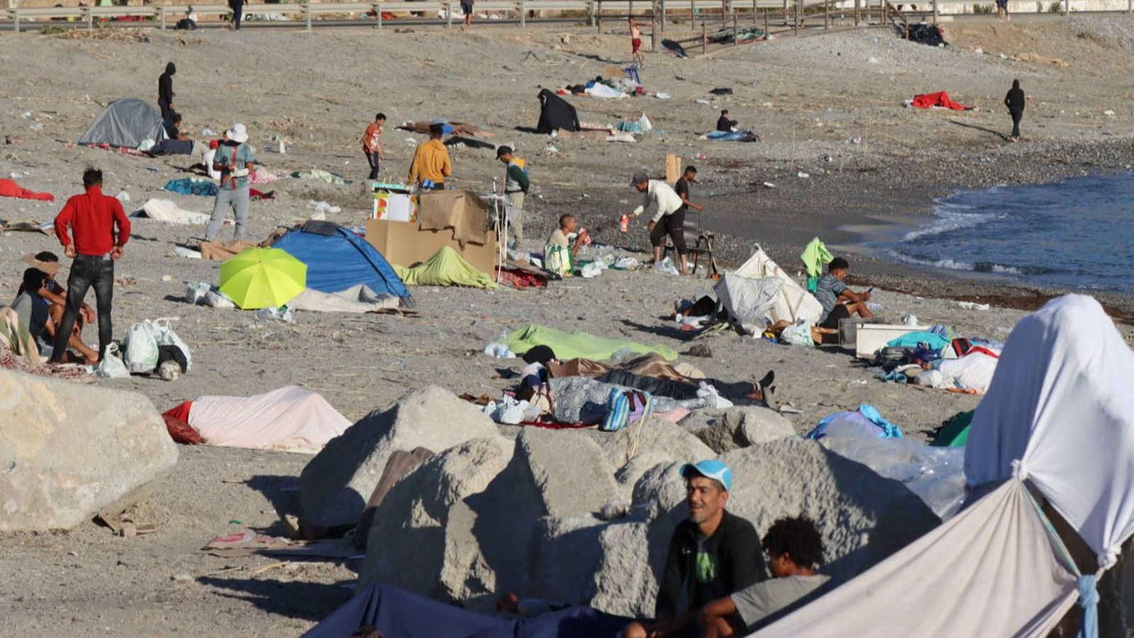 MIles de migrantes, a la espera de una plaza en los centros del Gobierno