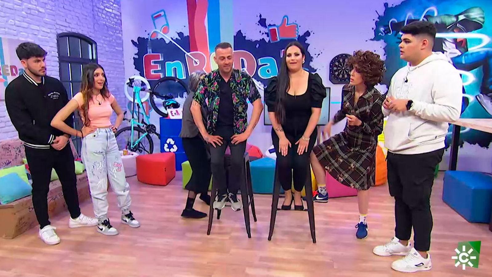 Saray y Manuel llegan al pisito con su último temazo 'Olvidaré'