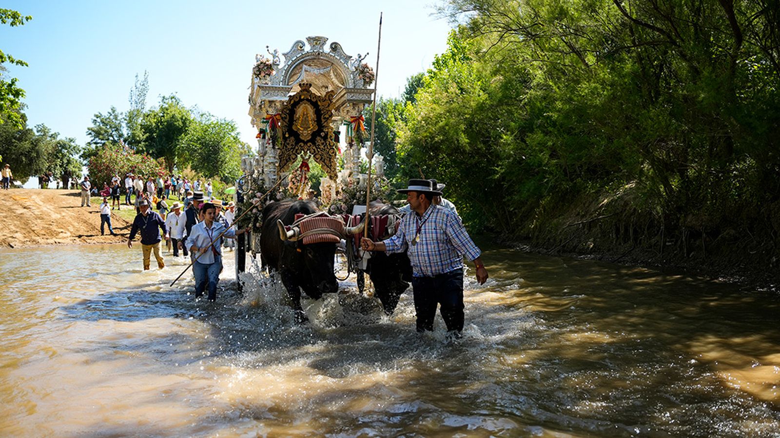 Llegan las primeras hermandades al Vado de Quema, uno de los lugares más simbólicos del camino del Rocío