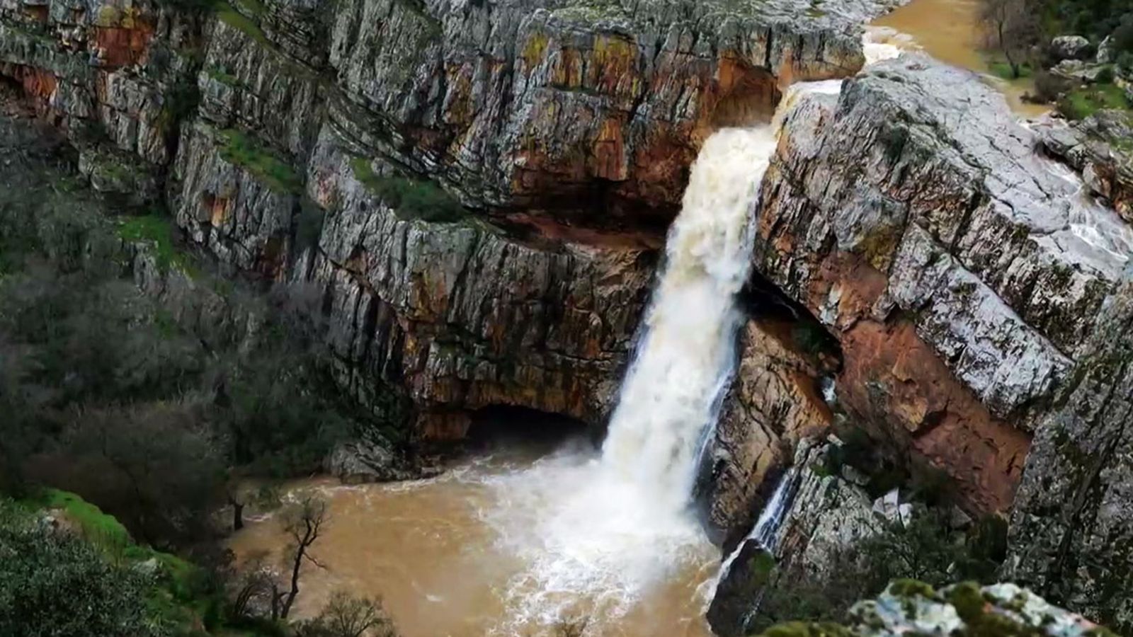 Nos adentramos en el Parque Natural Cascada de la Cimbarra
