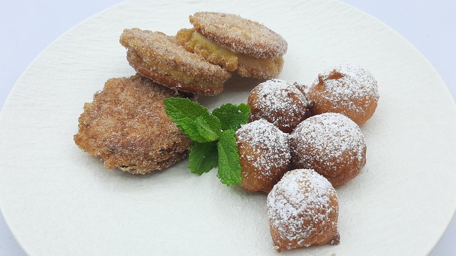 Cómetelo Galletas fritas rellenas de crema y buñuelos de yogurt
