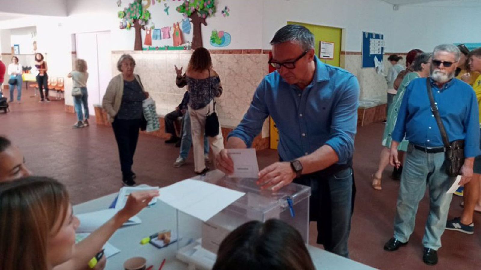 Manuel Gavira vota en Cádiz