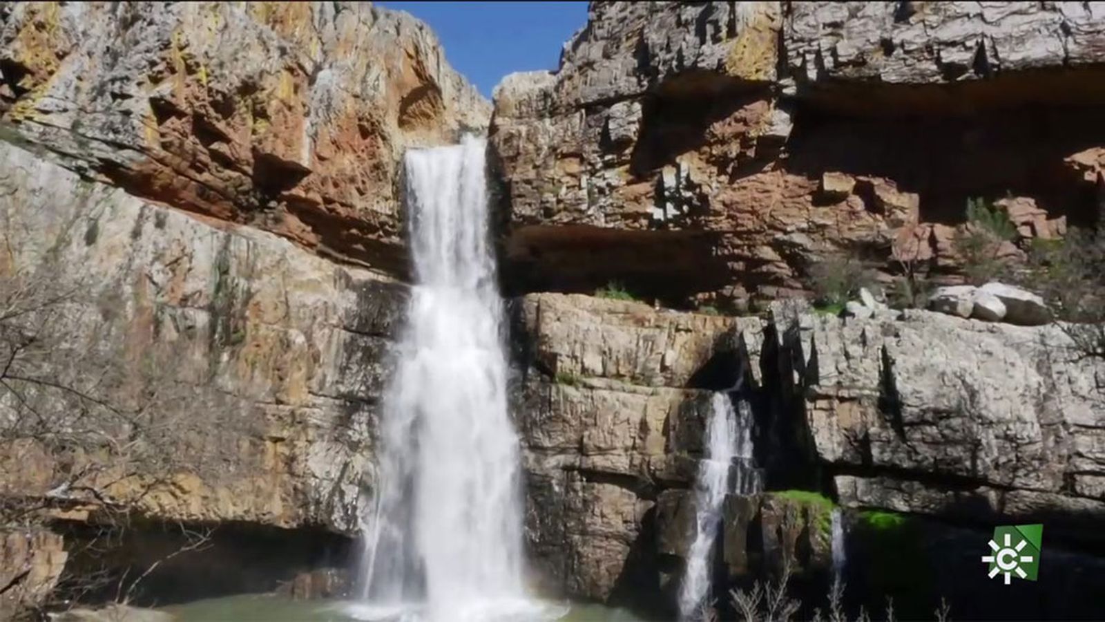 Cascada de la Cimbarra, un gran salto de agua de 20 metros de altura