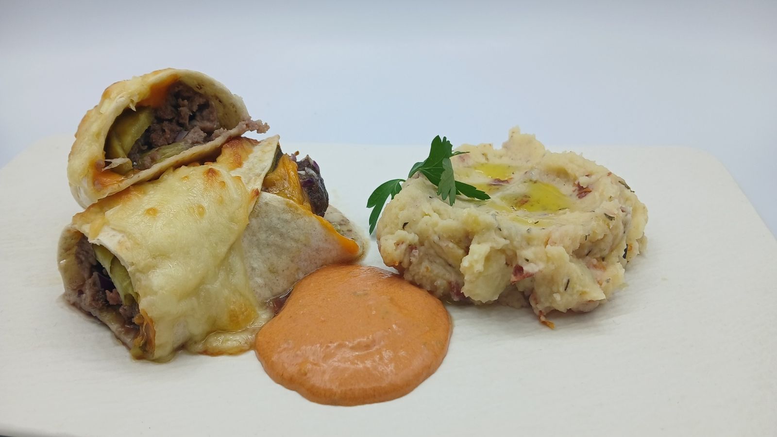 Rulo de hamburguesa con puré de patatas en "Cómetelo"