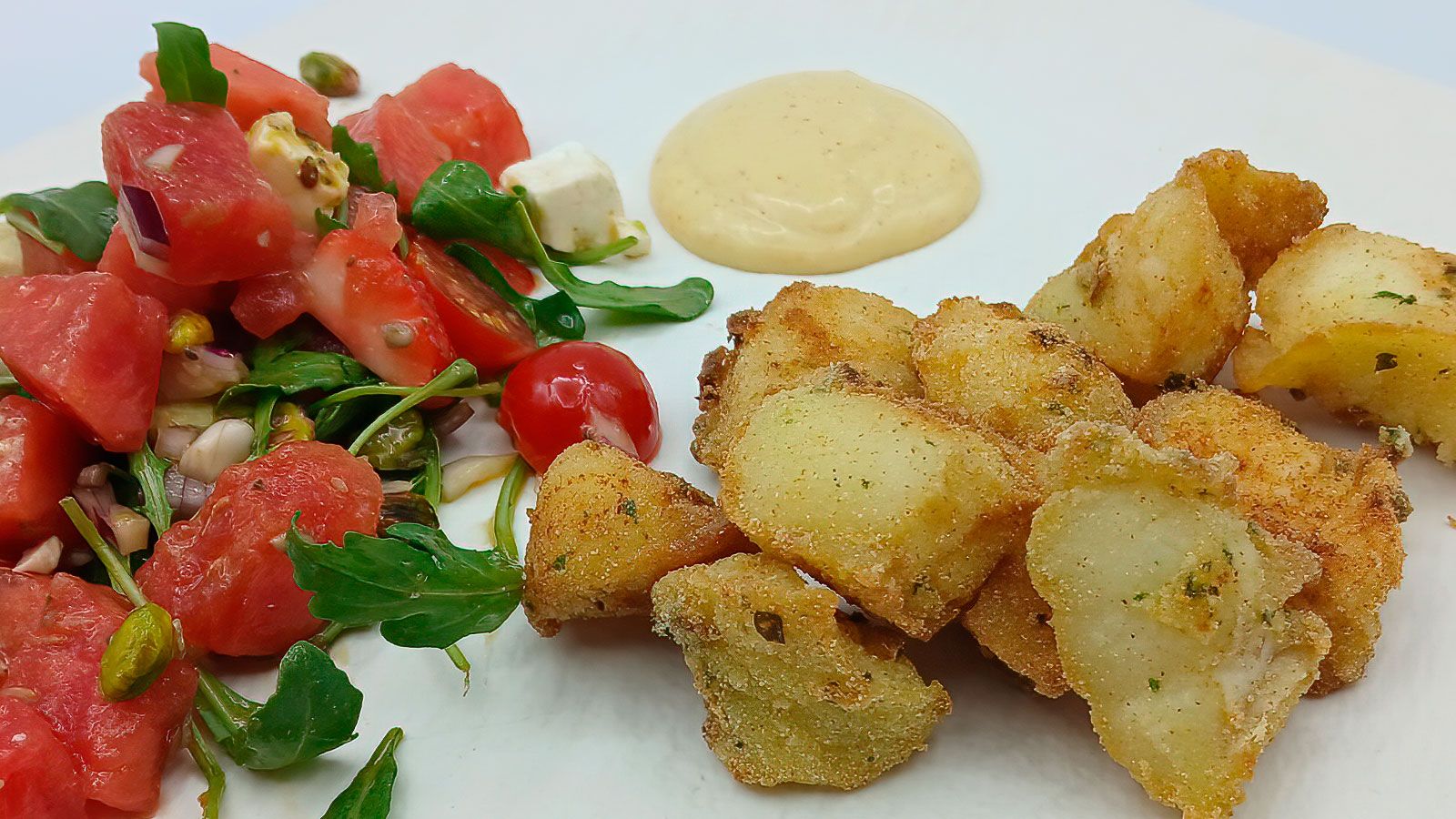"Cómetelo",  rosada frita y ensalada de sandía