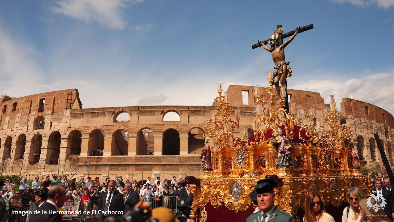 El Cachorro ante el Coliseo de Roma