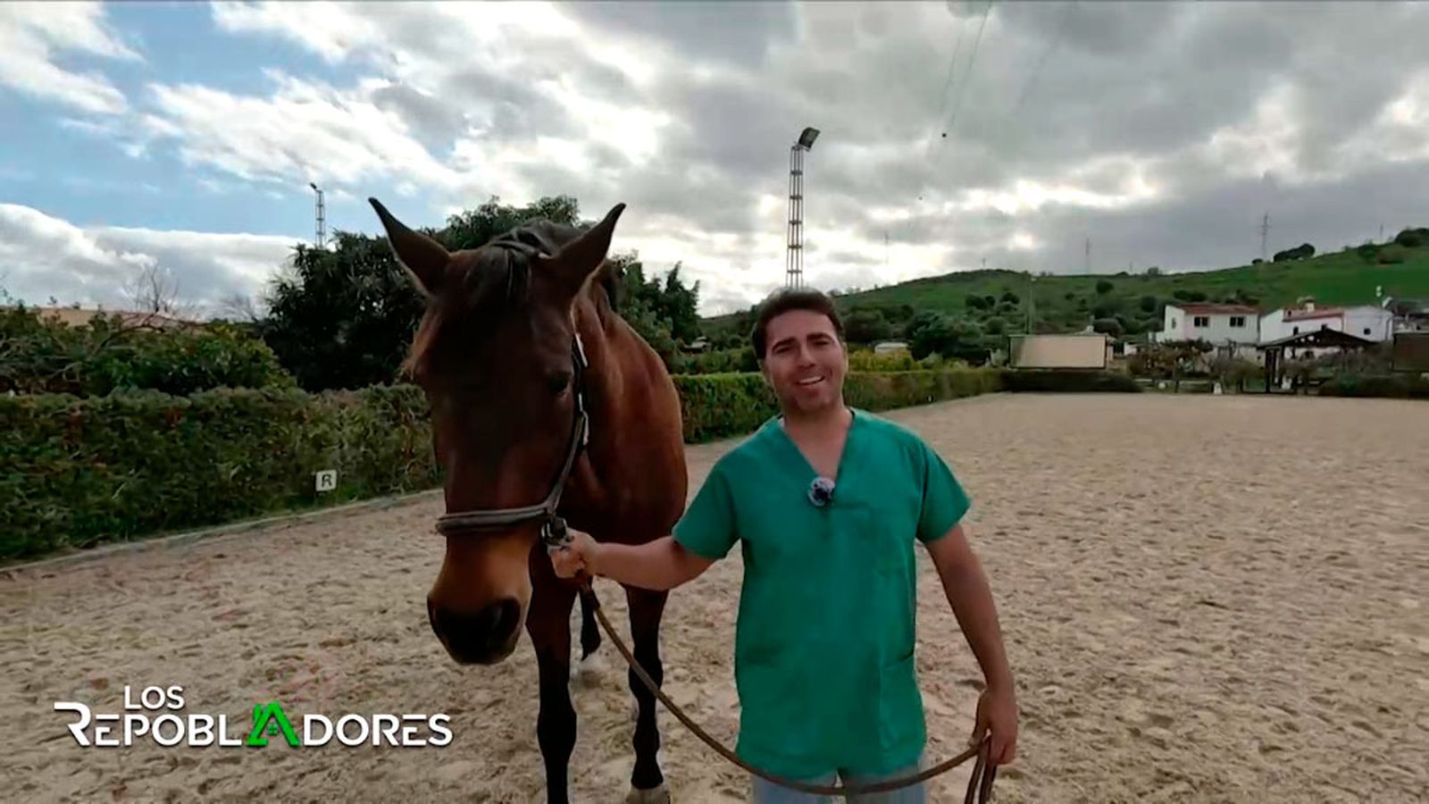 Vive en Pizarra donde ejerce como veterinario