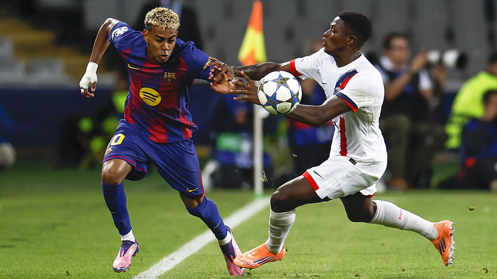 Lamine ante el PSG