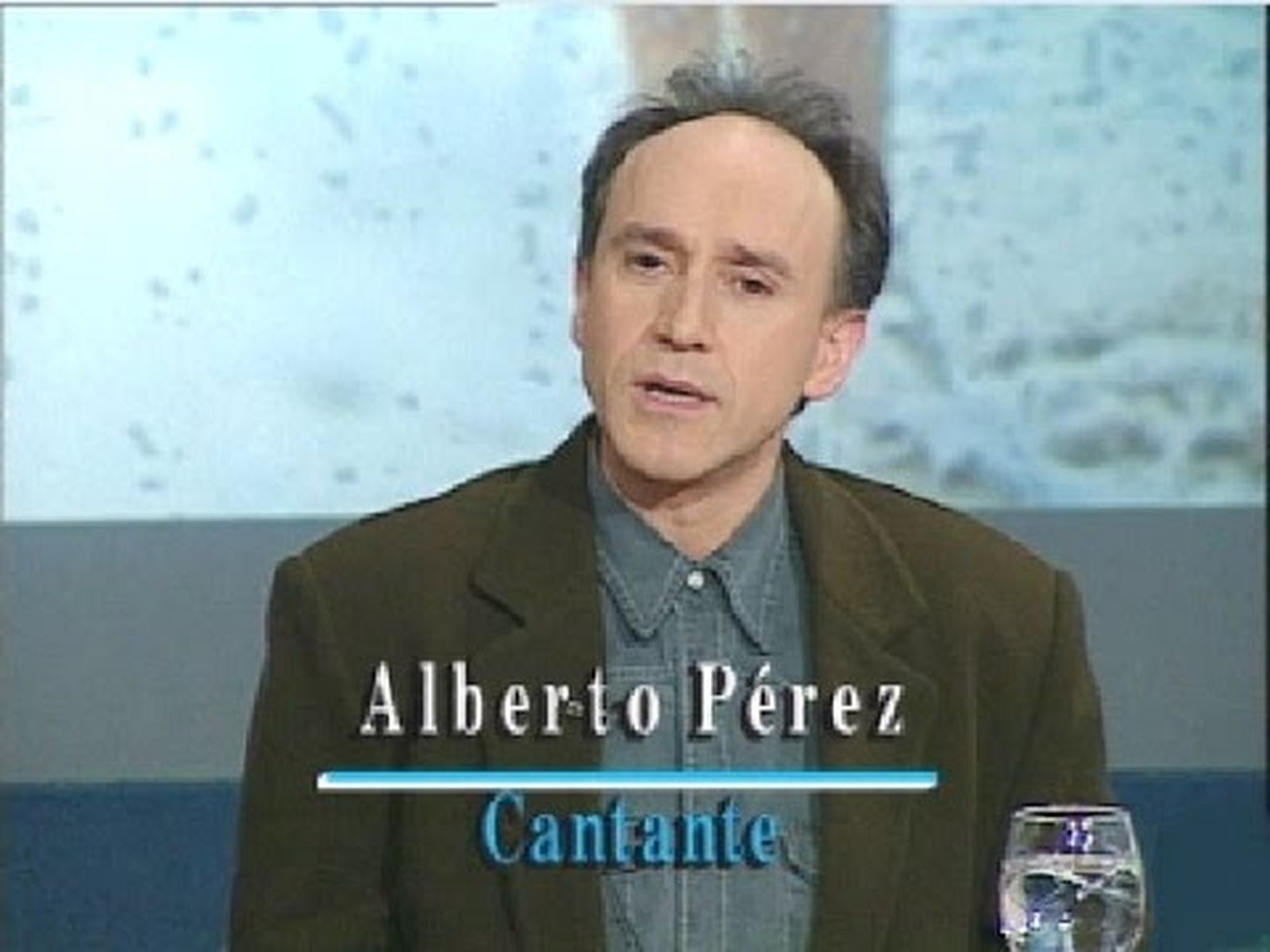 Alberto Pérez canta "Obsesión"