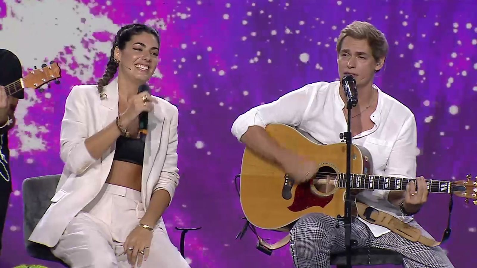Carlos Baute y Nya de la Rubia cantan en directo Colgando en tus manos