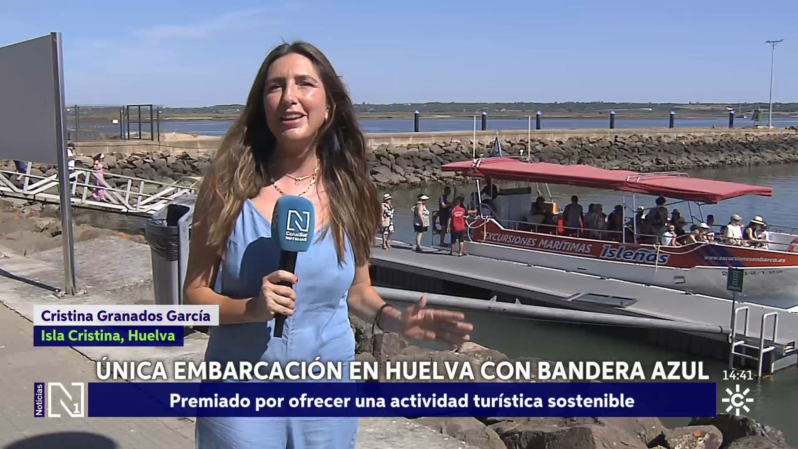 Un barco con bandera azul en Huelva
