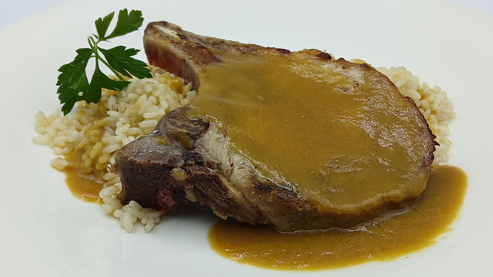 "Cómetelo" chuleta de cerdo con salsa de mango y curry