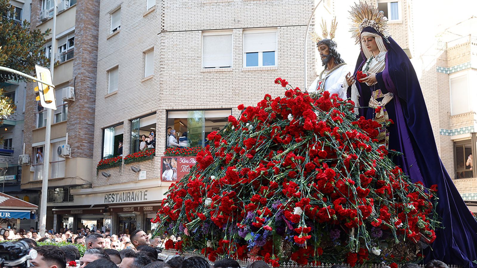 Málaga acompaña el traslado del Cautivo