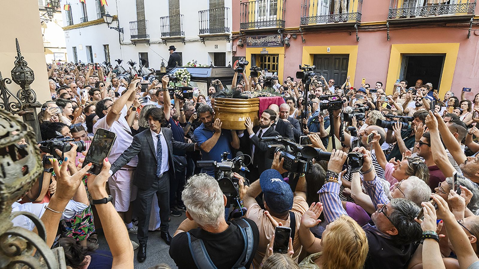 El féretro de María Jiménez en Triana