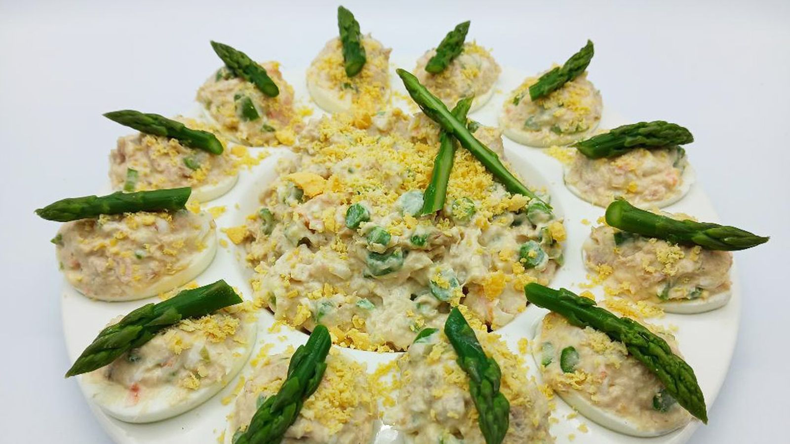 Cómetelo: Huevos rellenos con espárragos y langostinos 16 oct 2025 1024x576