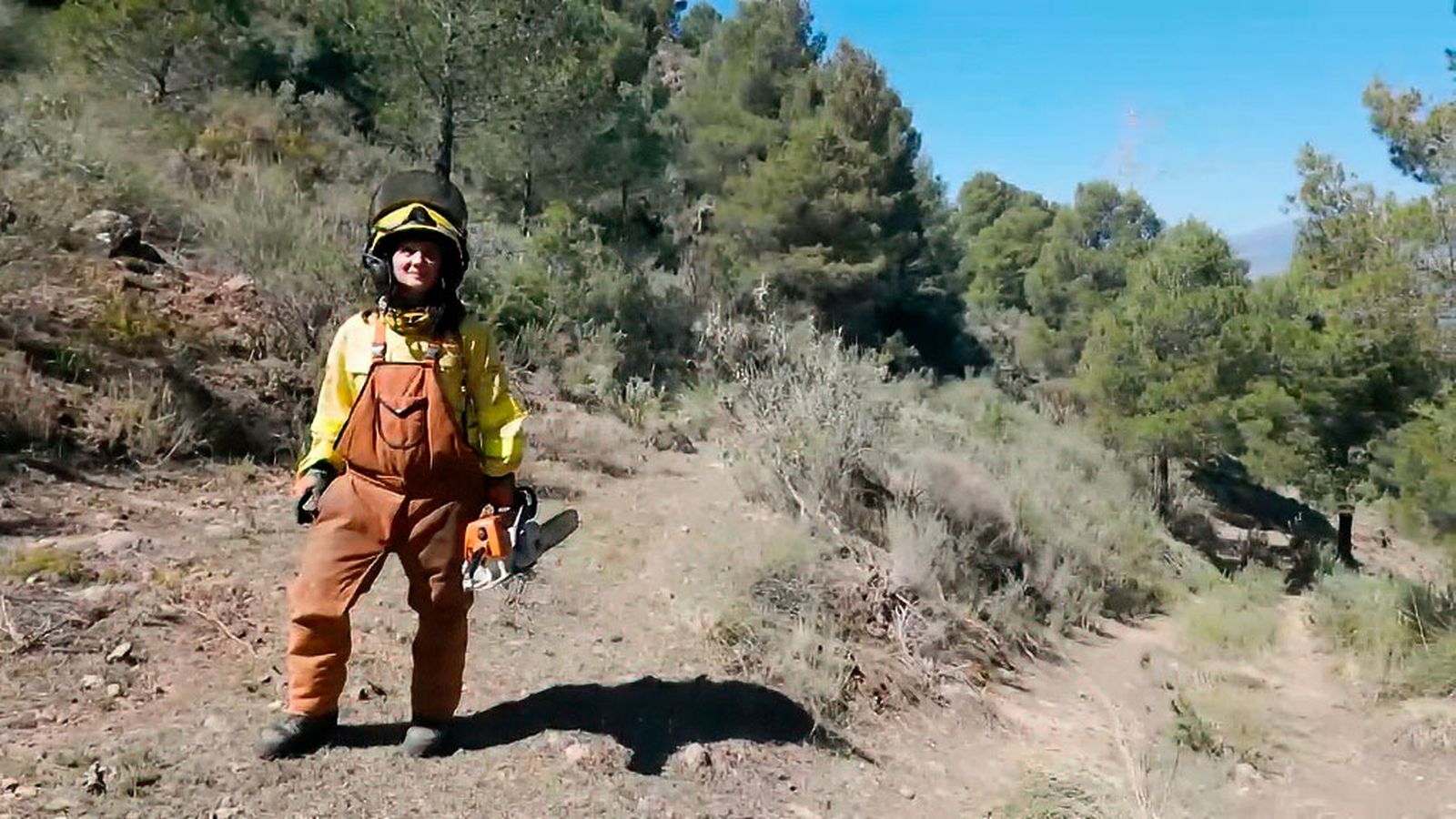 Es una de las pocas mujeres bombero forestal en Andalucía y vive en Nigüelas